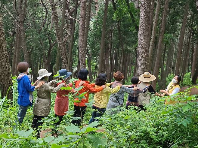 [창원=뉴시스] 강경국 기자 = 경남 창원시 편백 치유의 숲에서 시민들이 산림 치유 프로그램에 참여하고 있다. (사진=창원시청 제공). 2021.12.08. photo@newsis.com *재판매 및 DB 금지