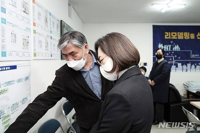 [성남=뉴시스]무지개마을 4단지 리모델링 주택조합을 찾은 은수미 성남시장