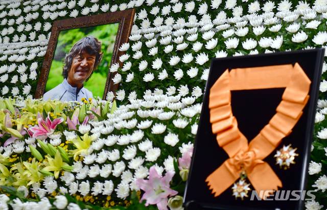 [광주=뉴시스] 류형근 기자 = 황희 문화체육관광부 장관이 4일 오전 광주 서구 염주종합체육관 1층에 설치된 김홍빈 대장 분향소를 찾아 청룡장을 추서하고 있다.  2021.08.04. hgryu77@newsis.com