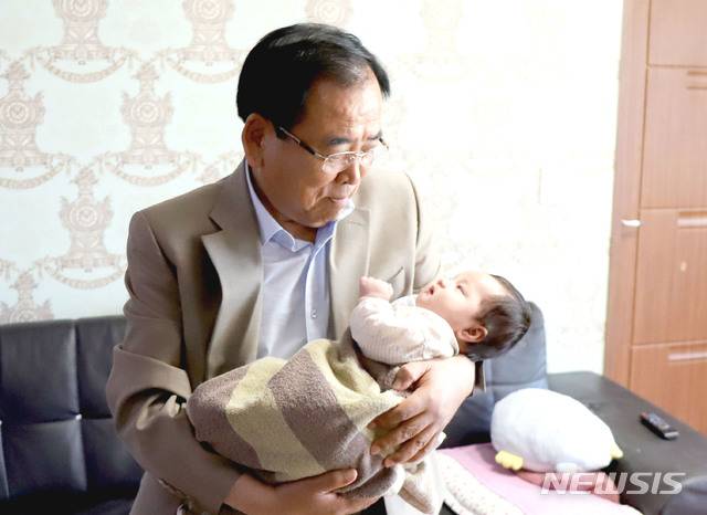 [영광=뉴시스] 전남 영광군이 여성과 아이가 행복한 도시 조성 등을 위해 올해 1월1일부터 신생아 양육비 지원범위를 첫째아부터 열째아 이상까지 확대했다. 2019.01.21 (사진=영광군 제공)  photo@newsis.com