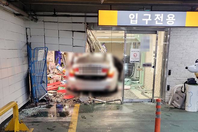 [부산=뉴시스] 8일 오후 부산 해운대구의 한 대형 마트 3층 주차장에서 승용차가 벽면을 들이받았다. (사진=부산경찰청 제공) *재판매 및 DB 금지