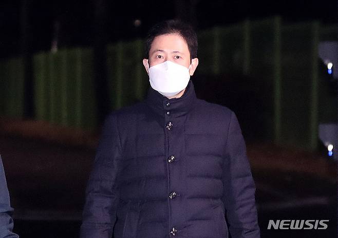 [의왕=뉴시스] 백동현 기자 = '고발사주 의혹'에 연루된 손준성 전 대검찰청 수사정보정책관이 지난 3일 구속영장이 기각돼 경기 의왕 서울구치소에서 나오고 있다. 2021.12.03. livertrent@newsis.com