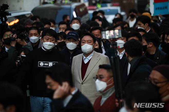 [서울=뉴시스] 국회사진기자단 = 국민의힘 윤석열 대선 후보가 8일 오후 서울 종로구 대학로 거리 플렛폼74에서 열린 청년문화예술인간담회를 마친 뒤 거리인사를 위해 이동하고 있다.  2021.12.08. photo@newsis.com