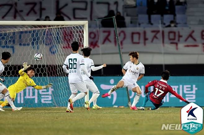 [서울=뉴시스]대전하나시티즌 이현식이 오른발 슛으로 결승골을 넣었다. (사진=프로축구연맹 제공)