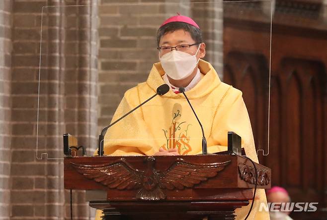 [서울=뉴시스] 사진공동취재단 = 천주교 서울대교구장에 취임하는 정순택 대주교가 8일 오후 서울 중구 명동대성당에서 착좌미사를 봉헌하고 있다. 2021.12.08. photo@newsis.com