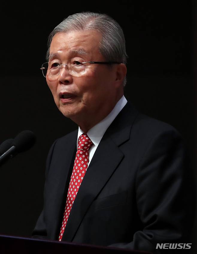 [서울=뉴시스] 이영환 기자 = 김종인 국민의힘 총괄선대위원장이 7일 오후 서울 중구 한국프레스센터에서 열린 '국가비전 심포지움 국민행복과 국가미래'에 참석해 기조연설을 하고 있다. 2021.12.07. 20hwan@newsis.com