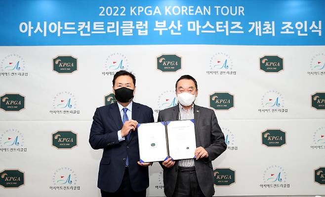 김도형 대표이사(좌)와 구자철 KPGA 회장/아시아드CC 제공