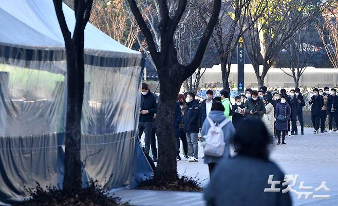 임시선별검사소를 찾은 시민들이 검사를 받기 위해 줄을 서 있다. 박종민 기자