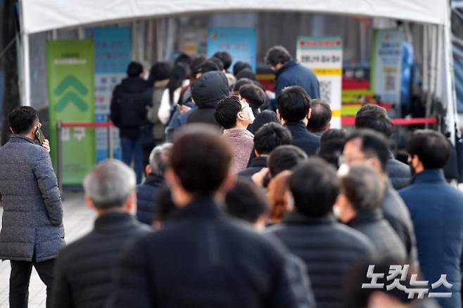 코로나19 신규 확진자 수가 7천175명으로 역대 최다치를 경신한 8일 서울광장 임시선별검사소를 찾은 시민들이 검사를 받기 위해 줄을 서 있다. 박종민 기자