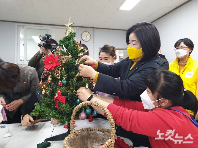 심상정 정의당 대선후보가 8일 순천 팔마장애인자립지원센터에서 성탄트리 만들기 프로그램에 참여했다. 최창민 기자