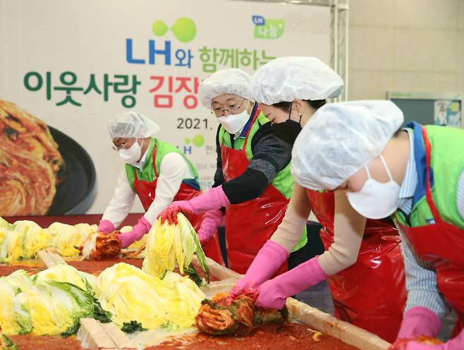 김현준 LH사장(왼쪽 두 번째)과 임직원들이 김장을 담그는 모습. LH 제공