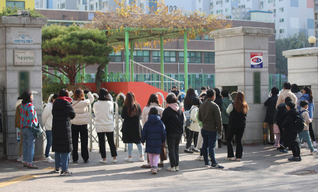 지난 7일 오전 광주 서구 한 초등학교에서 신종 코로나바이러스 감염증(코로나19) 확진자가 발생해 방역 당국이 전교생을 대상으로 진단 검사를 하자 학부모들이 마중을 나와 있다.(사진은 기사와 무관) ⓒ 연합뉴스