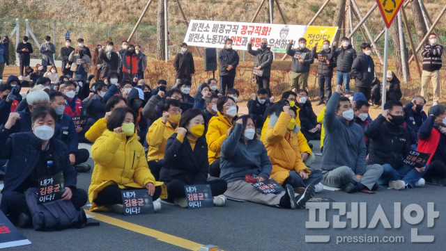 ▲심상정 정의당 대선 후보가 지난 7일 충남 태안군 원북면 한국서부발전 태안화력발전소 앞에서 개최된 고 김용균 3주기 추모 행사에서 김 씨의 어머니 김미숙 씨와 함께 구호를 외치고 있다 ⓒ프레시안(백승일)