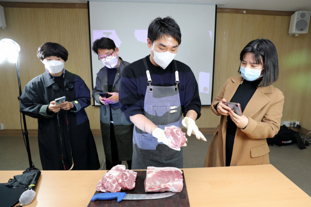 ▲지난 7일 '광산 장사의 신 멘토링데이'에 참여한 상인들이 홍보용 영상 촬영 시연을 지켜보고 있다ⓒ광주시 광산구