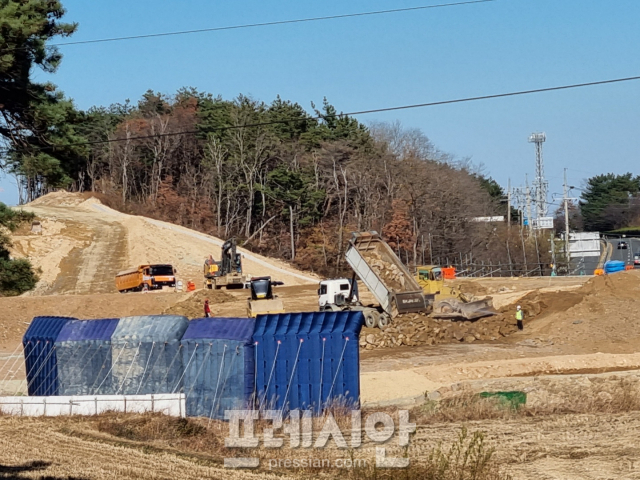 ▲한국도로공사가 발주하고 DL이엔씨가 시공 중인 포항-영덕간 고속도로 공사 2공구 현장 인근 축사에서 본 공사현장 모습ⓒ프레시안(오주호)