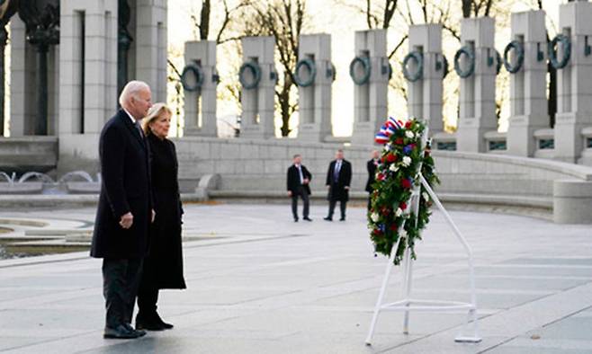 조 바이든 미국 대통령과 부인 질 여사가 7일(현지시간) 워싱턴DC에 있는 제2차 세계대전 국가기념관을 찾아 헌화하고 있다. AP얀힙눗,