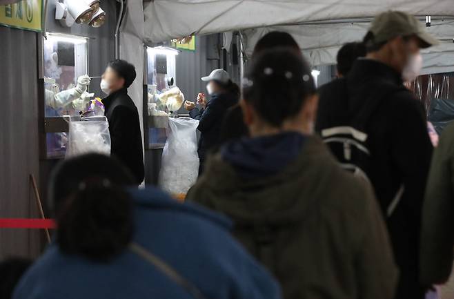 8일 밤 서울광장에 마련된 신종 코로나바이러스 감염증(코로나19) 임시 선별검사소에서 시민들이 진단 검사를 받기 위해 줄서 기다리고 있다. 뉴시스
