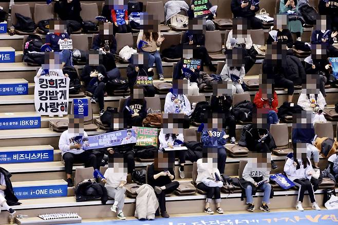 경기장에서 선수들을 응원하는 팬들.