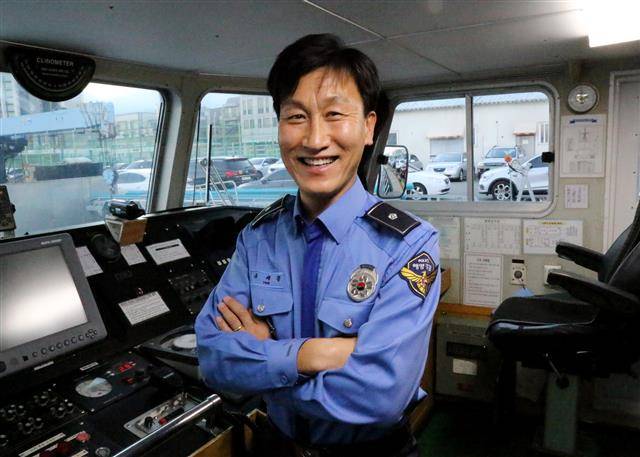 속초해양경찰서 유세종 경위는 50t급 P21정 정장으로서 강원도 어민들의 안전과 구조를 담당하고 있다. 유 경위가 조타실에서 기념촬영을 하고 있다. 해양경찰청 제공