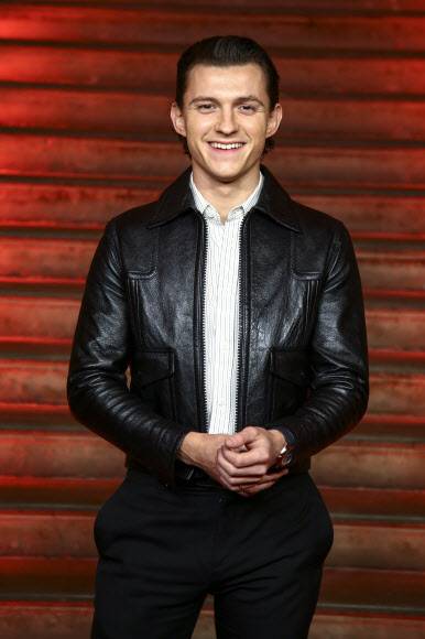 영국 출신 인기 배우 톰 홀랜드와 잉글랜드 프리미어리그(EPL) 토트넘에서 활약하고 있는 손흥민이 서로 응원을 주고받아 화제다. 사진은 토트넘과 손흥민의 팬을 자처한 홀랜드가 지난 5일(현지시간) 영국 런던에서 열린 영화 ‘스파이더맨: 노 웨이 홈’ 포토콜 행사에 참석한 모습. 런던 AP 연합뉴스