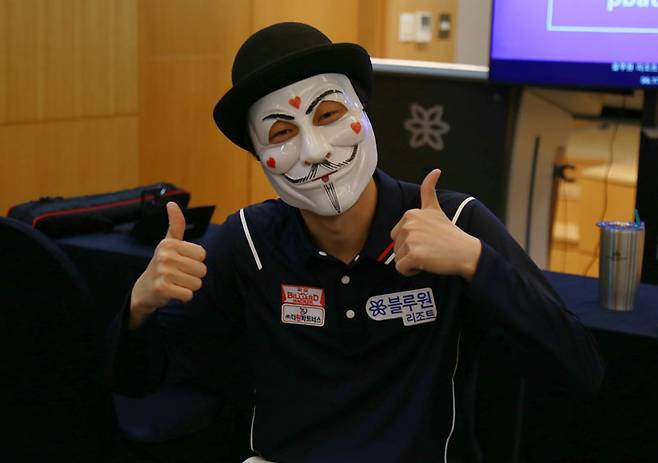 해커가 지난 6월 PBA 투어 블루원리조트 챔피언십 1회전에 앞서 익살스런 몸짓을 하고 있다. [PBA 제공]