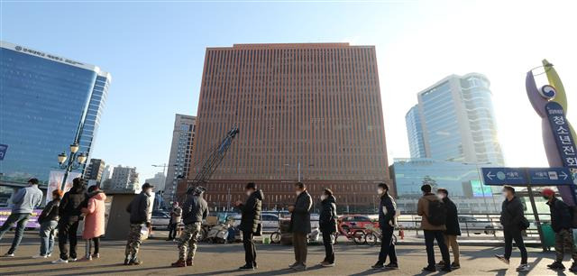 신종 코로나바이러스 감염증(코로나19) 신규 확진자가 7000명을 넘어선 8일 오전 서울 중구 서울역광장에 마련된 코로나19 임시선별진료소에서 시민들이 검사 위해 기다리고 있다. 2021.12.8    뉴스1