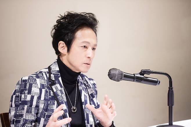 음악가 양방언이 8일 오전 서울 중구 달개비에서 열린 기자간담회에서 솔로 데뷔 25주년 기념 음반에 대해 설명하고 있다.엔돌프뮤직 제공