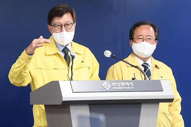 박형준(왼쪽)부산시장과 김석준 부산시교육감이 8일 공동 기자회견을 하고 코로나19 방역을 위해 사적 모임 자제와 적극적인 백신 접종을 촉구하고 있다.< 부산시 제공>.
