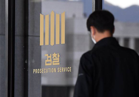 - 22일 검찰이 대장동 개발 로비, 특혜 의혹사건의 핵심 피의자인 화천대유자산관리 대주주 김만배씨와 천화동인 4호 소유주 남욱 변호사를 재판에 넘겼다. 사진은 이날 서울 서초동 서울중앙지검 모습. 2021.11.22 오장환 기자 5zzang@seoul.co.kr
