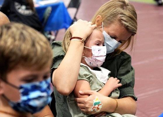 - 미국에서 5~11세 아동에 대한 신종 코로나바이러스 감염증(코로나19) 백신 접종이 본격적으로 시작됐다. 3일(현지시간) 미국 로스앤젤레스에서 한 엄마가 백신 접종 차례를 기다리는 5살짜리 딸을 달래고 있다. AP=연합뉴스