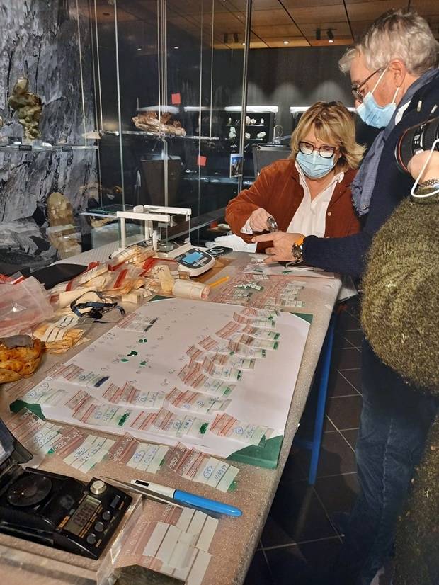 샤모니몽발랑시는 3일(이하 현지시간) 공식 성명에서 “상속자를 찾기 위한 8년간의 수색을 마쳤다. 보석학 전문가 2명이 시 당국과 등반가에게 정확히 보석 절반씩을 나눠줬다”고 밝혔다.