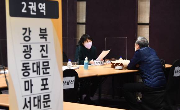 서울법인택시 취업박람회가 열린 서울 송파구 서울시 교통회관에서 8일 한 참석자가 취업 상담을 받고 있다. 서울시가 서울택시운송사업조합과 함께 10일까지 개최하는 이번 박람회는 코로나19의 영향으로 감소한 택시기사 수를 늘리기 위해 마련됐다.안주영 전문기자 jya@seoul.co.kr