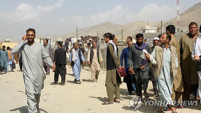 출국 기회 꿈꾸며 카불 공항 주변 맴도는 아프간인들 (카불 EPA=연합뉴스) 19일(현지시간) 아프가니스탄 수도 카불의 하미드 카르자이 국제공항 외곽에 국외 탈출을 원하는 주민들이 모여 있다. 공항 주변에는 수천 명의 주민이 출국 기회를 희망하며 며칠째 진을 치고 있다. jsmoon@yna.co.kr