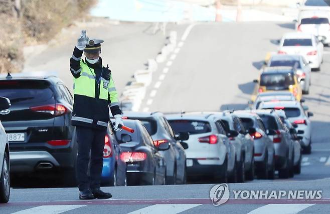 오미크론 여파…드라이브 스루 선별검사소 차량 행렬 [연합뉴스 자료사진]