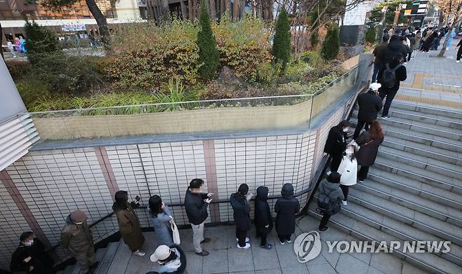 선별진료소 앞 지하도까지 늘어선 줄 (서울=연합뉴스) 황광모 기자 = 8일 오전 서울 송파구 송파보건소 신종 코로나바이러스 감염증(코로나19) 선별진료소 앞 지하도에서 시민들이 검사를 받기 위해 줄을 서 있다. 2021.12.8 hkmpooh@yna.co.kr