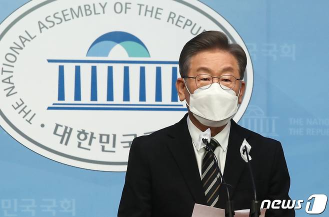 이재명 더불어민주당 대선 후보가 9일 국회 소통관에서 감염병대응정책 관련 긴급 기자회견을 하고 있다.2021.12.9/뉴스1 © News1 오대일 기자