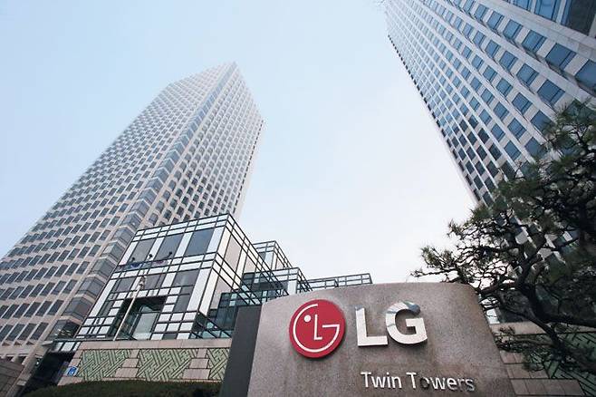 서울 여의도 있는 LG그룹 트윈타워 모습. LG는 로봇과 AI(인공지능)를 업무에 활용하고 재택근무 클라우드 PC 서비스 도입 등으로 디지털 전환에 속도를 내고 있다./조선일보DB