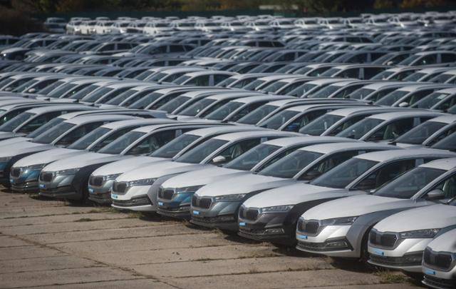 지난 10월 20일 체코 수도 프라하 동북부의 믈라다볼레슬라프에 있는 스코다 자동차 공장 주차장에 반도체 부족으로 출고되지 못한 차량이 빼곡히 주차돼 있다. AFP 연합뉴스