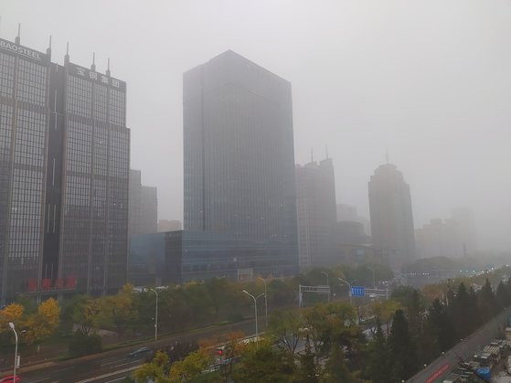 중국 베이징(北京) 차오양(朝陽)구 젠궈먼(建國門) 대로 주변이 스모그에 덮여있다. 연합뉴스