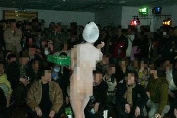 2003년 당시 서울우유 누드 퍼포먼스 행사 . [중앙포토]