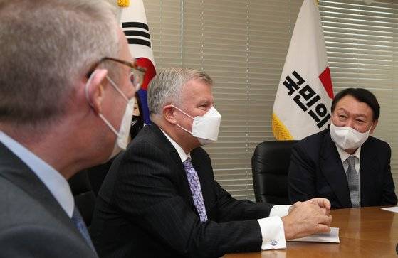 국민의힘 윤석열(오른쪽) 대선 후보가 지난 2일 서울 여의도 국민의힘 당사에서 사이먼 스미스 (가운데) 주한영국대사와 콜린 크룩스 주북영국대사를 접견하고 있는 모습. 둥근 테이블에 앉아 대화하고 있다. 연합뉴스