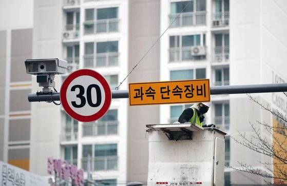 광주 북구 운암동의 한 어린이보호구역에 설치된 과속 단속장비. 연합뉴스