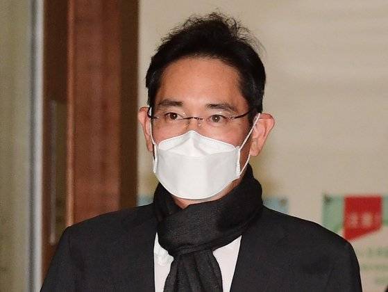 이재용 삼성전자 부회장이 9일 오후 중동 출장을 마치고 김포공항을 통해 귀국하고 있다. [연합뉴스]