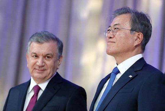 문재인 대통령(오른쪽)과 샤브카트 미르지요예프 우즈베키스탄 대통령이 2019년 4월 19일(현지시간) 우즈베키스탄 타슈켄트 우즈엑스포전시장 컨퍼런스홀에서 열린 한-우즈베키스탄 비즈니스 포럼에 참석하고 있다. [청와대사진기자단]