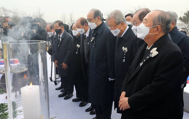 김종인 국민의힘 총괄선거대책위원장(앞줄 오른쪽 셋째), 이홍구 전 국무총리(앞줄 오른쪽 넷째)를 비롯한 노태우 정부 인사들이 분향하고 있다. 우상조 기자