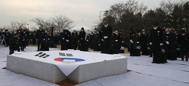 9일 오후 경기도 파주시 동화경모공원 전망대 옆 묘역에서 고(故) 노태우 전 대통령의 국가장 안장식이 열렸다. 이날 참석자들이 묵념하고 있다. 우상조 기자