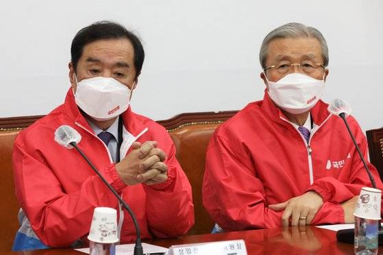 국민의힘 김종인 총괄선거대책위원장(오른쪽)과 김병준 공동선거대책위원장이 제20대 대통령선거 D-90일인 9일 국회에서 열린 중앙선거대책위원회의에 참석해 자리에 앉아 있다. 연합뉴스
