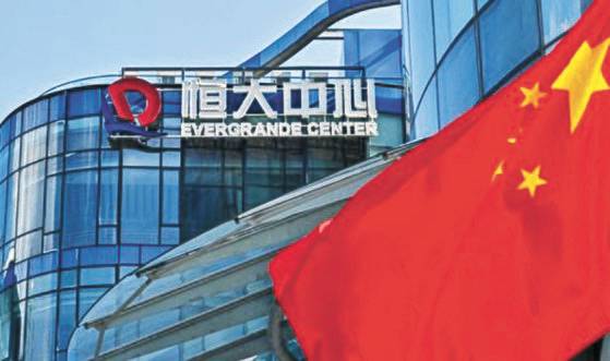 쉬자인 회장이 이끄는 중국 부동산업체 헝다는 2017년 “주머니마다 돈이 꽉 찼다”며 최고의 해를 보냈으나 그로부터 4년 만에 유동성 위기에 빠졌다. 헝다의 상하이 본사. [AP=연합뉴스]