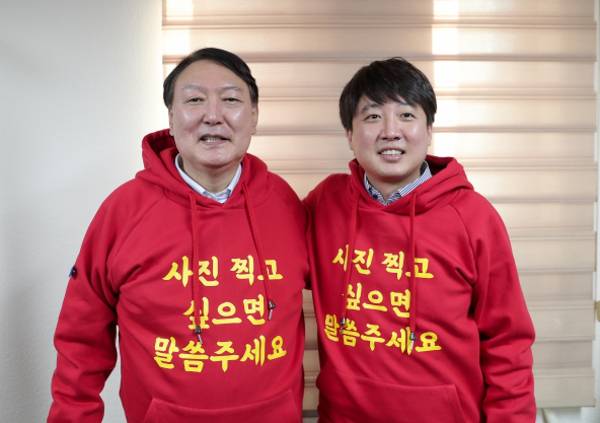 윤석열 국민의힘 대선 후보와 이준석 당대표가 4일 부산 거리 유세에 나서기에 앞서 빨간 후드티를 입고 포즈를 취하고 있다. 후드티는 이 대표가 준비한 것이다. 국민의힘 선대위 제공