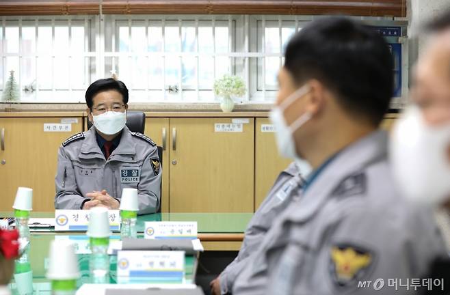 김창룡 경찰청장이 9일 경기 부천원미경찰서 관할 계남지구대를 찾아 현장 방역실태를 점검했다./사진제공=경찰청